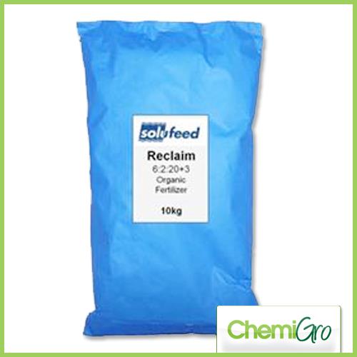 REMOVES MOSS IN GRASS, LAWNS AND TURF WITHOUT THE NEED TO SCARIFY